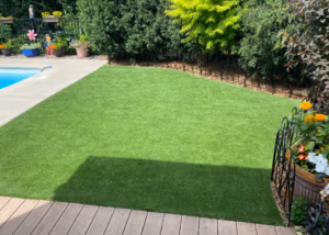 Luxury artificial pet turf installation by Premier Turf & Greens in a high-end Milwaukee backyard, perfect for pets and outdoor entertaining.